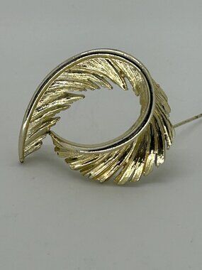 Vintage Lisner Brooch Pin Gold-Tone Feather Leaf Swirl Brooch Elegant Statement